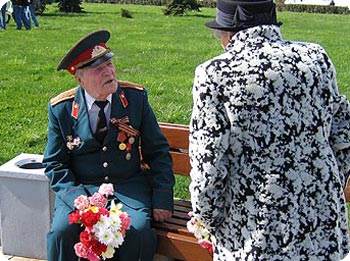 Weltkriegsveteran auf Sitzbank und Frau