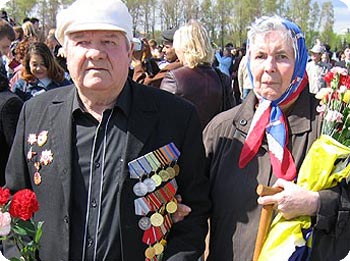 Weltkriegsveteran und Ehefrau mit Kopftuch