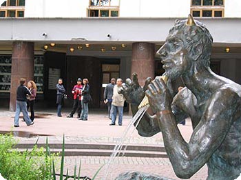 Pan-Skulptur vor Mossowjet-Theater