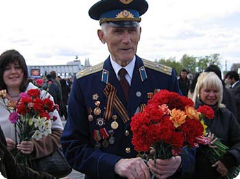 Weltkriegsveteran mit Blumenstrauß