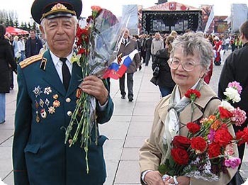 Weltkriegsveteran und Ehefrau mit Blumen